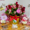 Regalos con estilo arreglo 8 rosas con cilindro dorado