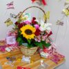 Regalos con estilos arreglo de 8 rosas con canasta pequeña