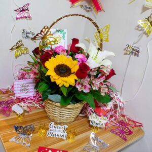 Regalos con estilos arreglo de 8 rosas con canasta pequeña