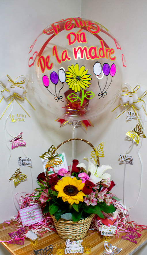 Regalos con estilos arreglo de 8 rosas con canasta pequeña con globo