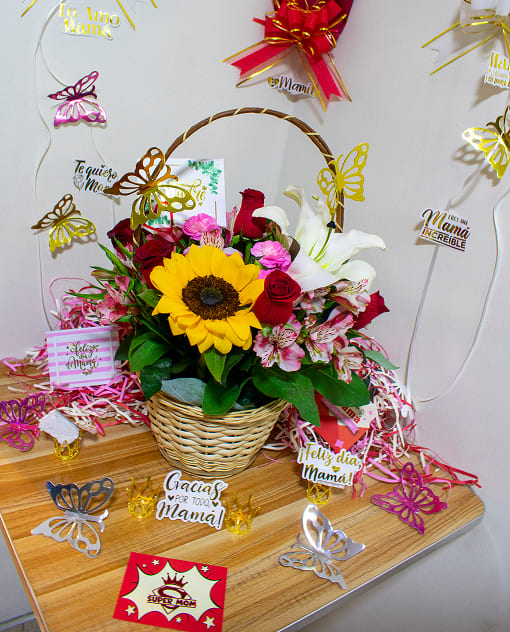 Regalos con estilos arreglo de 8 rosas con canasta pequeña
