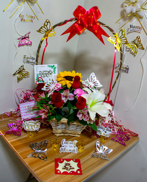 Regalos con estilos arreglo de 8 rosas con canasta blanca