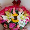 arreglo grande con rosas, girasol y lirios