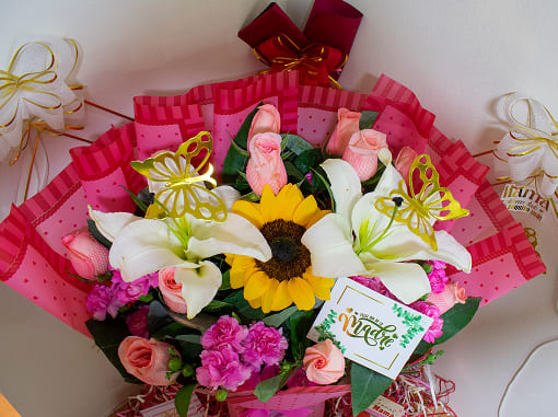 arreglo grande con rosas, girasol y lirios